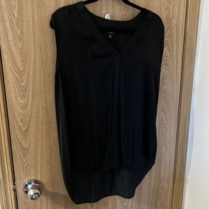 Alfani Satin Sleeveless V-neck shell. 1x Black